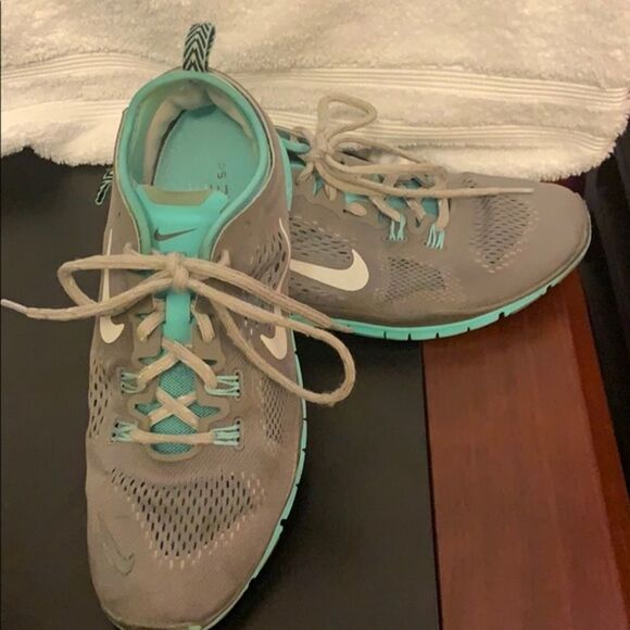 NIKE Women's Gray & Teal Genly loved Shoes. Size 8 - Picture 3 of 6